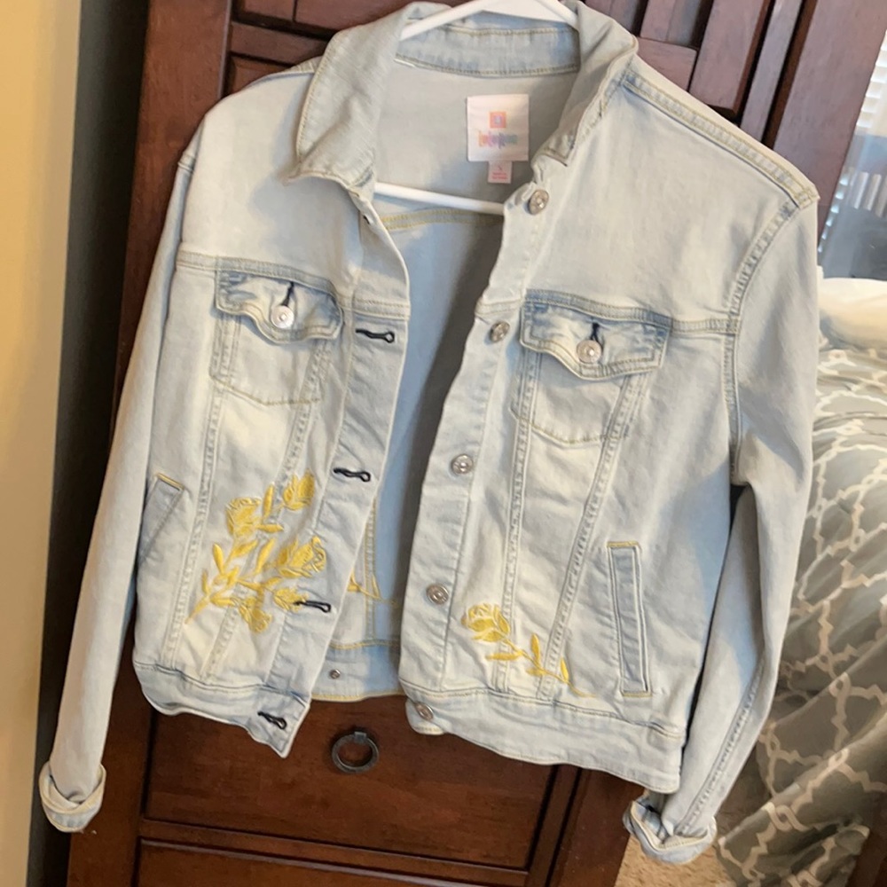 Denim jacket with floral embroidery